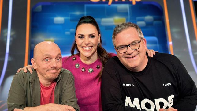 Moderatorin Esther Sedlaczek mit den Kandidaten des Teams "WWDS": Bernhard Hoecker und Elton.