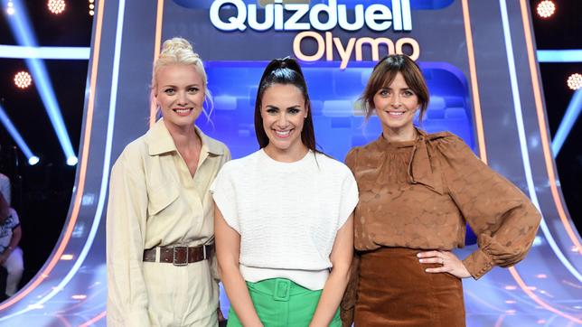 Bild: ARD/Uwe Ernst Moderatorin Esther Sedlaczek mit den Kandidatinnen des Teams "Laufsteg": Franziska Knuppe und Eva Padberg, beide Models.