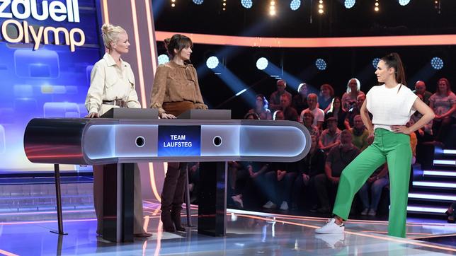 Bild: ARD/Uwe Ernst Moderatorin Esther Sedlaczek mit den Kandidatinnen des Teams "Laufsteg": Franziska Knuppe und Eva Padberg, beide Models.
