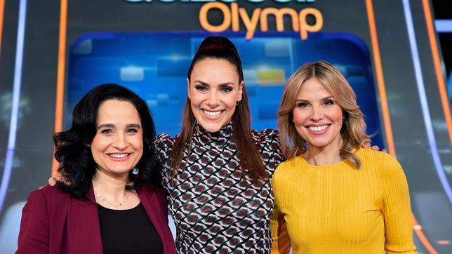 Bild: ARD/ITV Studios Moderatorin Esther Sedlaczek mit den Kandidatinnen des Teams "Medizin": Dr. Yael Adler und Dr. Julia Fischer