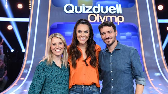 Moderatorin Esther Sedlaczek mit den Kandidat:innen des Teams "Neureuther": Miriam Neureuther, ehemalige Biathletin und Felix Neureuther, ehemaliger Skirennläufer.