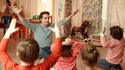 Morgenkreis in der Kita: Freddy (Oliver Wnuk) begrüßt die Kids