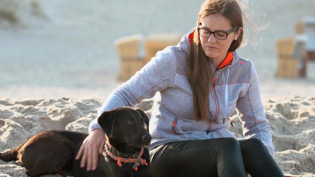 Bild: NDR/Doclights GmbH 2019 Assistenzärztin Lara Welz bekommt am Strand Feedback für ihre Arbeit in der Praxis.
