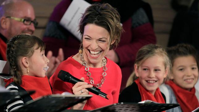 Bild: WDR/Thomas Brill Musik verbindet – wenn Menschen zusammen singen und musizieren, geht ihnen das Herz auf! Seit vielen Jahren gibt es in der Adventszeit in der ARD die „Lieder zum Advent“. Es ist ein gemeinsames Fernsehformat der evangelischen und der katholischen Kirche. In diesem Jahr kommt die Veranstaltung aus der Kölner St. Agnes Kirche. Weit über 1000 Sängerinnen und Sänger, Musikerinnen und Musiker treffen sich und spielen dann erstmalig zusammen. Die Idee zu diesem großen Mitspielkonzert geht auf das Erzbistum Köln zurück, das seit vielen Jahren solche Konzerte organisiert.