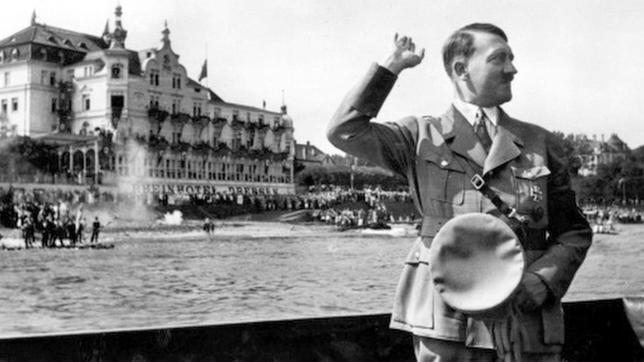 Mythos Rhein: Adolf Hitler auf einem Boot vor Hotelkulisse.