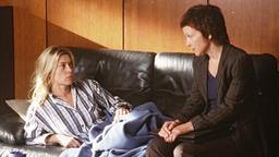 Nach einem Streit mit ihrem Mann übernachtet Ina (Barbara Rudnik, li.) in ihrem Büro, zur Überraschung ihrer Kollegin Susanne Merkur (Eva Kryll).