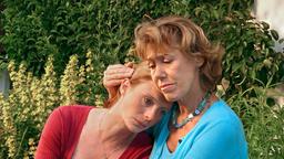 Nach einer Aussprache finden Bettina (Julia Jäger, li.) und ihre Mutter Sophie (Gaby Dohm) endlich wieder zueinander.