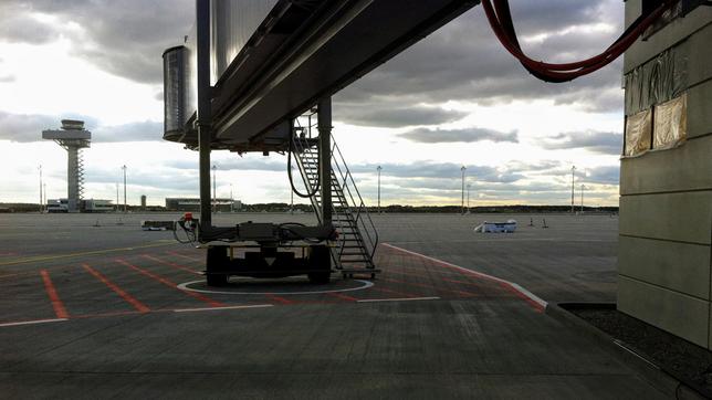 Bild: rbb/Thomas Balzer Nach mehr als 14-jähriger Bauzeit soll der neue Hauptstadtflughafen am Berliner Stadtrand in wenigen Tagen seinen Betrieb aufnehmen. Frühere Starttermine platzten immer wieder, die Baukosten explodierten, Flughafenchefs kamen und gingen. Kann nun die Erfolgsgeschichte BER beginnen? - Rollfeld des BER.