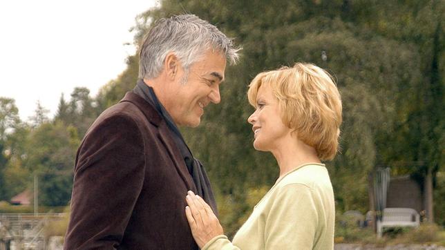 Bild: ARD Degeto/Magdalena Mate Nach vielen Jahren trifft Antonia (Uschi Glas) ihre Jugendliebe, den Star-Dirigenten Friedrich Theisenbeck (Michael Greiling), wieder.