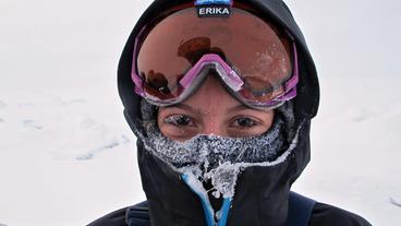Bild: SWR/BetaFilm/Petter Strom Nachdem sie sehr unter der Kälte zu leiden hatte, ist Erika froh, am Ziel angekommen zu sein.