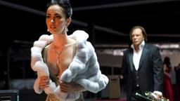 Nate (Mickey Rourke) möchte, dass Lily (Megan Fox) mit ihm kommt.