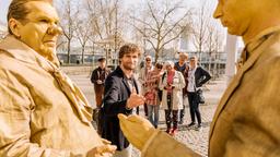 Neuer Job: Philipp (Ulrich Friedrich Brandhoff, Mitte) muss sich als Fremdenführer beweisen.