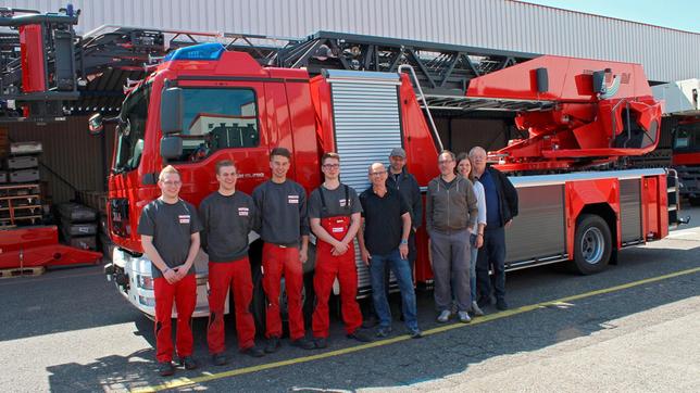 Bild: WDR/Flash Film Nicht nur außen, sondern auch innen müssen alle Kabel und Leitungen im Feuerwehrauto am richtigen Platz sein: Darum kümmern sich das „Team Innenausbau“.