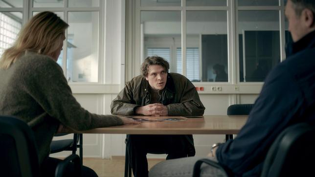 NIKLAS FISCHER (Joshua Hupfauer) beim Verhör im Haus des Jugendrechts mit CATRIN KOGAN (Franziska Weisz) und MARCO TIETZE (Robin Sondermann) (Vordergrund).