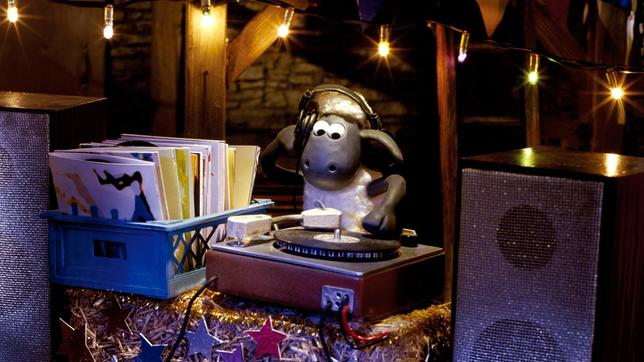Bild: WDR/Aardman Animations Ltd. Noch hat Shaun alles im Griff - aber dann gerät der Discoabend in der Scheune völlig außer Kontrolle, als die ungeladenen Schweine das DJ-Pult und die Tanzfläche übernehmen.