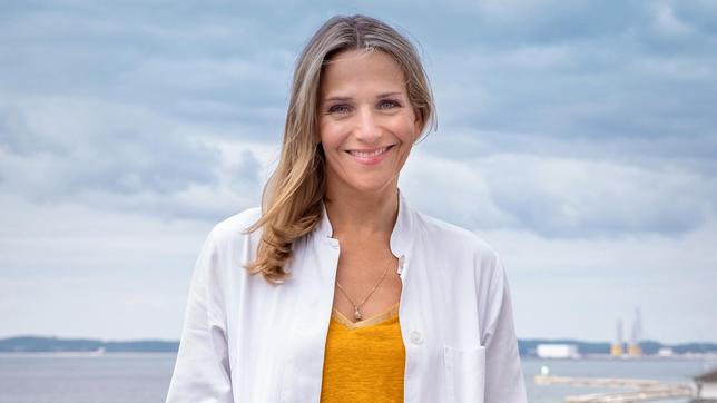 Nora Kaminski (Tanja Wedhorn) steht vor der Frage: Tapetenwechsel und Neuanfang in Berlin – oder endlich Wurzeln schlagen an der Ostsee?