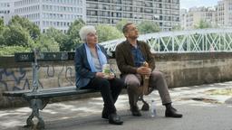 Obwohl der mürrische Charles (Dany Boon, re.) die Fahrt mit der 92-jährigen Madeleine Keller (Line Renaud, li.) zügig zu Ende bringen möchte, lässt er sich auf Zwischenstopps ein.