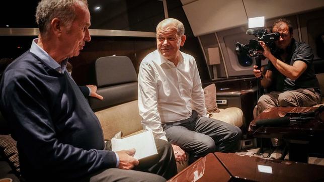 Bild: SWR/Kay Nietfeld Olaf Scholz und Stephan Lamby auf dem Rückflug von Saudi Arabien.