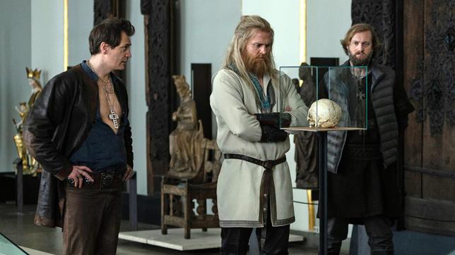 Bild: HBO Nordic/Lars Olav Dybvig Olav Haraldsson (Tobias Santelmann, Mitte) steht im Museum vor den angeblichen Überresten seines Sohnes.