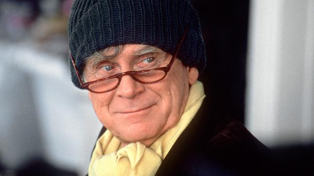 Bild: WDR/dpa/Jahnke Loriot, mit bürgerlichem Namen Bernhard Victor von Bülow, in einer Szene des Film "Pappa ante Portas" aus dem Jahr 1991.