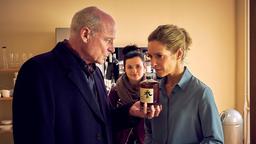 Paul Heiland (Rüdiger Kuhlbrodt), der Vater von Romy Heiland (Lisa Martinek) kommt in die Kanzlei um nach dem Rechten zu sehen. Romy soll eine Whiskey-Sorte erraten, Ada Holländer (Anna Fischer) wundert sich.