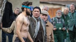 Paul (Horst Krause, Mitte) und sein Bruder Emil (Christian Grashof) setzen auf Jiri (Raphael Keric, li.), der im Teich nach dem Familienkrug tauchen will.