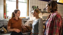 Paula Sprenger (Sarina Radomski, li.) arbeitet undecover im alternativen Café. Katja Reuter (Caroline Scholze, mi.) und Conny Petzold (Charlotte Böhning, re.) überraschen sie in der Küche der grünen Insel.