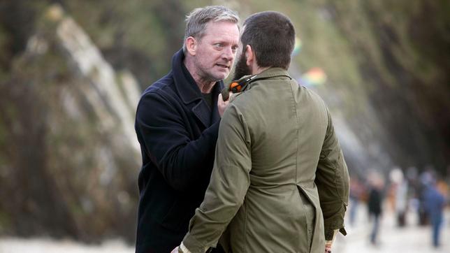 Bild: ARD Degeto/ITV Studios Perez (Douglas Henshall, li.) knöpft sich Thomas Malone (Stephen Walters) vor.