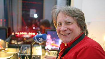 Peter Urban ist ESC Experte des NDR. Er kommentiert den Wettbewerb seit Jahren und ist fundierter Kenner der Szene. Jetzt ist er zu Gast bei Barbara Schöneberger. Sie moderiert live aus Hamburg einen besonderen ESC-Countdown.