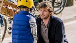 Philipp (Ulrich Friedrich Brandhoff, re.) erklärt seiner Tochter Miriam (Mia Grace Herold) den Plan.