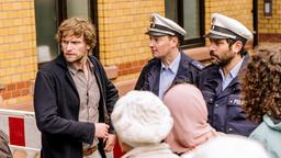 Philipp (Ulrich Friedrich Brandhoff, li.) hat ein Problem: die Straße ist wegen einem Blindgänger gesperrt.