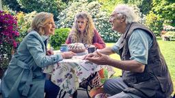 Philippa (Barbara Sukowa, Mitte) versucht als Mediatorin zwischen ihrem Bruder Harald (Günther Maria Halmer, re.) und ihrer Schwägerin Karin (Maren Kroymann, li.) zu schlichten.