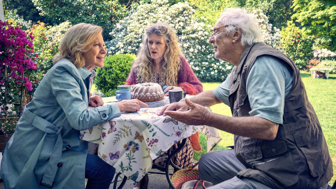 Philippa (Barbara Sukowa, Mitte) versucht als Mediatorin zwischen ihrem Bruder Harald (Günther Maria Halmer, re.) und ihrer Schwägerin Karin (Maren Kroymann, li.) zu schlichten.