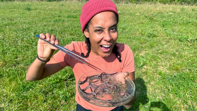 Bild: BR Pia hatte Erfolg bei der Regenwurmsuche. Weiteres Bildmaterial finden Sie unter www.br-foto.de.