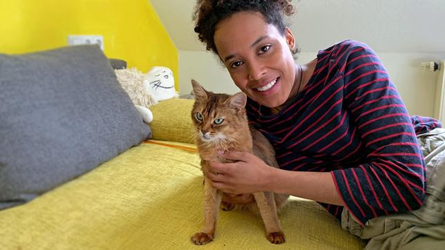 Bild: BR Pia mit der preisgekrönten Rassekatze "Emily". Weiteres Bildmaterial finden Sie unter www.br-foto.de.