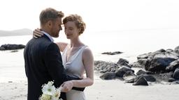 Pia (Luise Wolfram) und Christopher (Jens Atzorn) feiern Hochzeit.