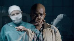 Pionierarbeit: Hamilton (Loyiso MacDonald, re.) assistiert Dr. Barnard (Alexander Scheer) bei einer schwierigen Operation.