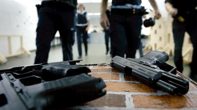 Bild: NDR Polizeibeamte werden besonders oft beim Einsatz von Schusswaffen traumatisiert. Polizeipsychologen fordern, dass das psychologische Training genauso wichtig sein muss wie das Schusswaffentraining.