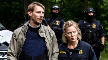 Bild: ARD Degeto/Yellow Bird/Jonath Mathew Polizeichef Toivonen (Pekka Strang) und Kommissarin Ankan Carlsson (Agnes Lindström Bolmgren) beim Einsatz gegen die Russenmafia.