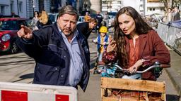 Polizeimeister Vollmer (Stephan Bieker, le.) macht ihre Tagespläne zunichte: Frederike (Mina Tander, re.), Philipp (Ulrich Friedrich Brandhoff, li. hinten) und seine Tochter Miriam (Mia Grace Herold, re. hinten) brauchen einen Notfallplan.
