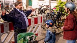 Polizeimeister Vollmer (Stephan Bieker, li.) sperrt die Straße: Frederike (Mina Tander, re.) und ihr Sohn Fritz (William Vonnemann) kommen nicht in ihre Wohnung.