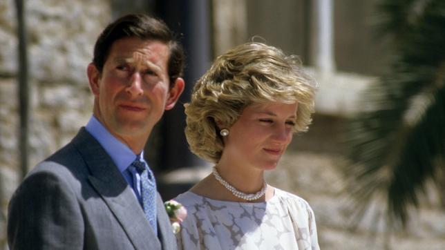 Prinz Charles, Prinz von Wales, und Diana, Prinzessin von Wales, besuchen Molfetta während ihrer Italienreise. Diana trägt einen Anzug von Jasper Conran. Charles und Diana in Italien 1985