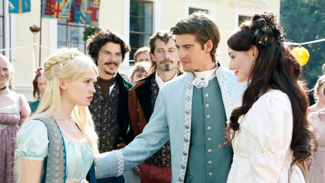 Bild: MDR/Sandra Bergemann Prinz Nikolas (Philipp Danne) stellt der kleinen Meerjungfrau Undine (Zoe Moore) seine Braut (Maria Ehrich) vor, für Undine bricht eine Welt zusammen.