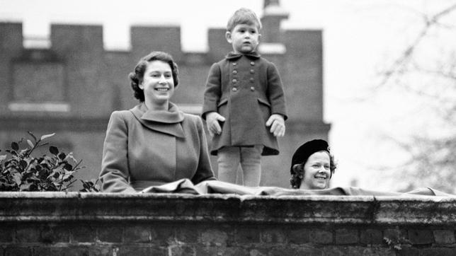 Prinzessin Elizabeth mit ihrem zweijährigen Sohn Prinz Charles, Sie beobachten die Prozession von der Mauer des Clarence House, während Königin Juliana und Prinz Bernhard der Niederlande zur Guildhall fahren.