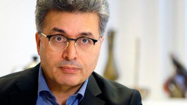 Bild: SWR/Oxford Film Prof. Dr. Jan Ilhan Kizilhan, Traumatologe, der das Rettungsprogramm für vom IS missbrauchte Jesidinnen in Zusammenarbeit mit Baden-Württemberg organisiert hatte und sich um die posychologische Betreung der Jesidinnen kümmert.