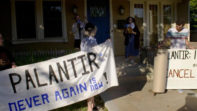 Bild: HR/sternfilm/Klaus Stern Protest vor dem Privathaus von Alex Karp in Palo Alto.