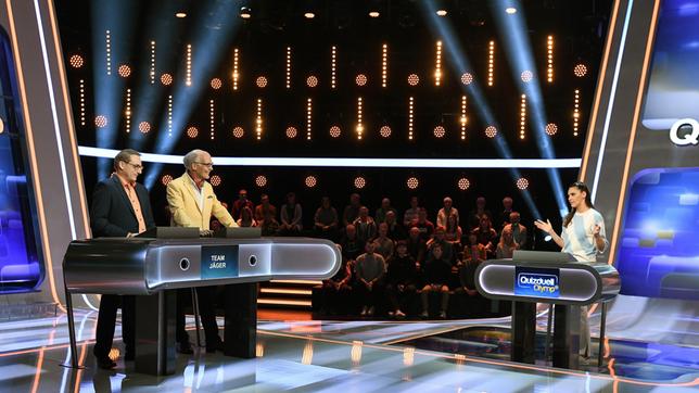 Bild: ARD/Uwe Ernst Quizmasterin Esther Sedlaczek mit den Kandidaten des Teams "Jäger": Dr. Manuel Hobiger und Dr. Thomas Kinne. Bekannt aus "Gefragt-Gejagt".
