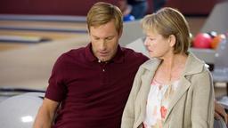 Howie (Aaron Eckhart) sucht Rat bei seiner Schwiegermutter Nat (Dianne Wiest).