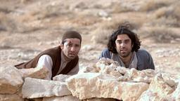 Rafik (Karim Saleh, re.) und Jamal (Navid Akhavan) sind im Westjordanland verschollen, wo sie nur mit knapper Not der Exekution durch irre Gotteskrieger entkommen  sind.