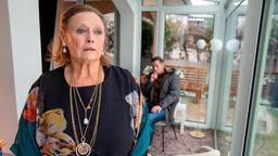 Rainer Witt befragt Elena Herzog (Iwona Bielska).
